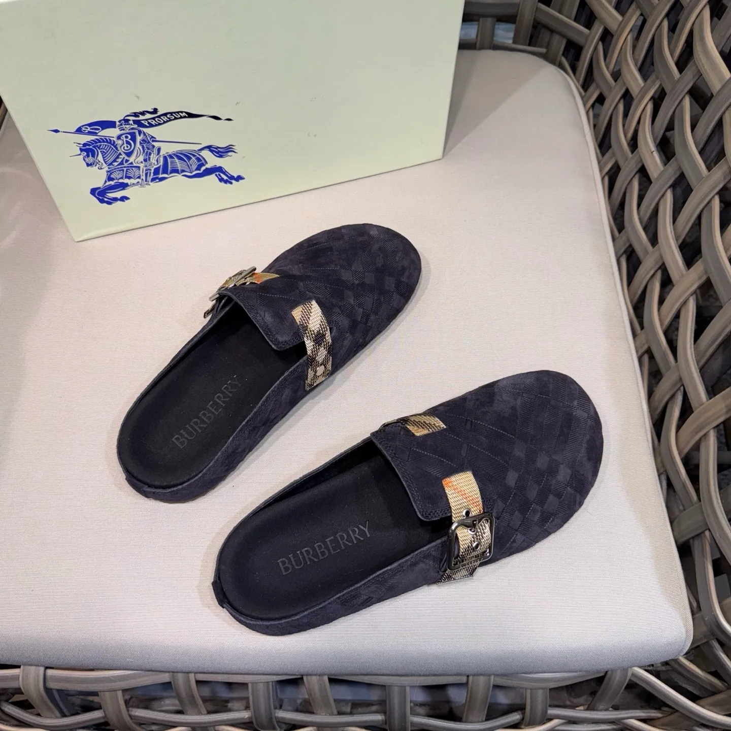 Men's Men's Shoes 💰360 [New Style] 🐝🐝Burberry New Burberry - Men's Checked Leather Urchin Half-Flop Sandal Made of soft suede cowhide and calfskin, these half-flop sandals feature an adjustable B-shaped buckle strap and are decorated with the signature sand-colored Burberry check in jacquard worsted. The upper wraps around the midsole and is paired with a sole made of the same upper material with an embossed logo on the heel and a wavy rubber outsole embellished with the Burberry lettering. Fashionable and casual! Comes with full set of original packaging dust bag! Code number: 39-40-41-42-43-44 standard code (38/45 can be customized and returns and exchanges are not supported)